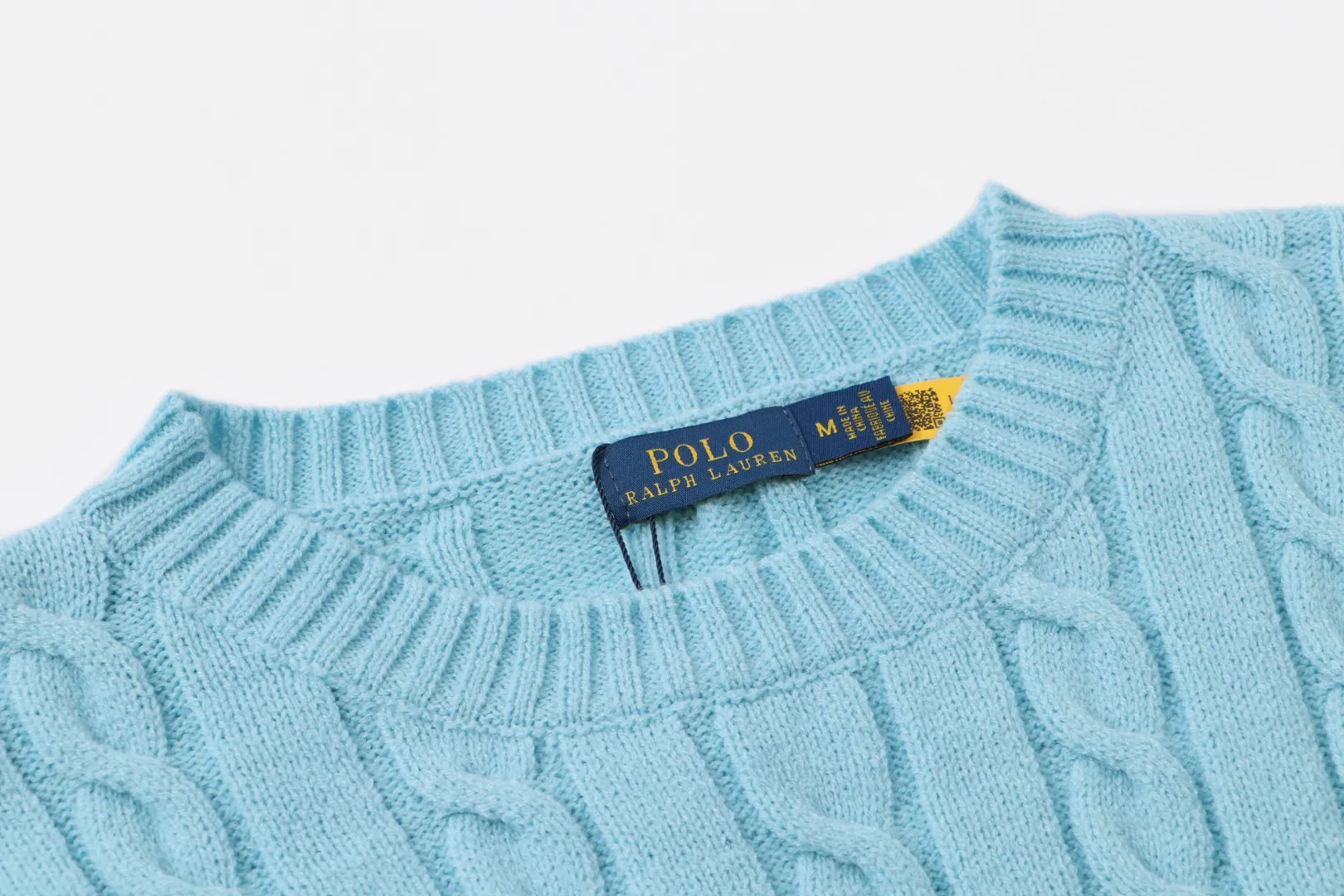 P210 [Ralph Lauren round neck solid color pony embroidery logo twist knitted sweater] ✅Ralph Lauren classic basic versatile knitted pullover crew neck sweater for men and women ✅Main supplier platform live broadcast Wholesale entity Replenish when out of stock will not be removed from the shelves ✅ZP quality 1:1 pattern making Scan the code to enter the GF website Counter quality ✅Detailed quality is the only one in Guangzhou Imported quality cotton yarn Focus on high-end cost-effective Good quality Needless to say ✅The version is restored to the original version. The maximum size can be worn up to 1105 pounds. Loose, comfortable and stress-free. ✅The upper body is simple and easy to match. A must-have for ootd. Good-looking clothes are never picky. A must-have in couples’ wardrobes. Size: S-XL. Color: black, white, gray, royal blue, pink, sky blue, khaki.